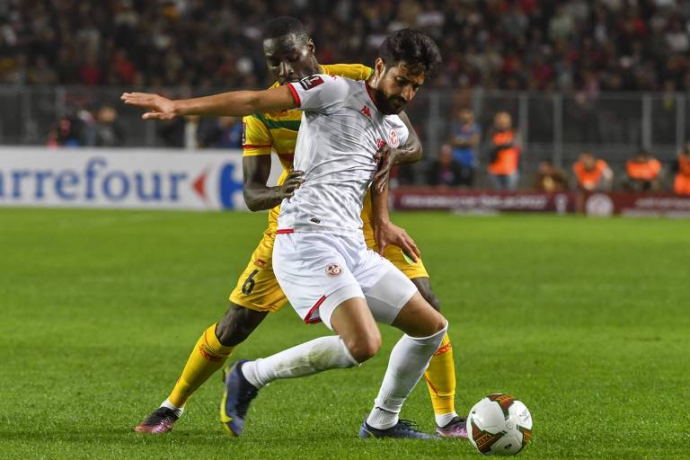 O meia Mohamed Ali Ben Romdhane, da Tunísia, protege a bola durante partida contra Mali, nas eliminatórias para a Copa do Mundo