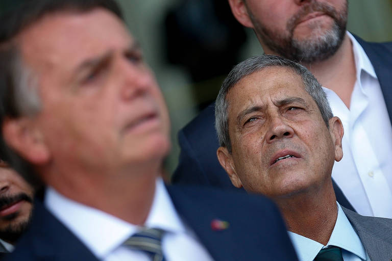 O então presidente Jair Bolsonaro (PL), na foto observado pelo seu candidato a vice, o general Braga Netto, durante campanha eleitoral em outubro de 2022
