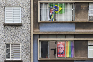 Vizinhos de prédio em SP, com bandeiras de apoio a Bolsonaro e Lula na eleição 2022