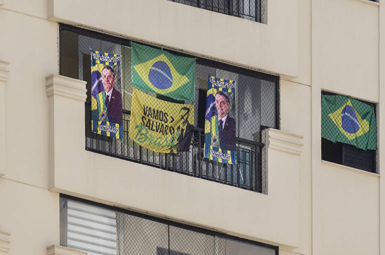 Morador de prédio da rua Carlos Weber, Vila Leopoldina, exibe bandeiras em apoio ao presidente Jair Bolsonaro 