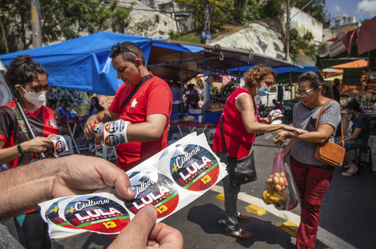 Grupo de militantes petistas faz panfletagem para Lula e Haddad em feira no bairro Bela Vista, na Rua Santo Antônio 