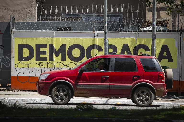 Cartaz  pela democracia fixado em muro na avenida Consolação, próximo a estação de metrô Mackenzie