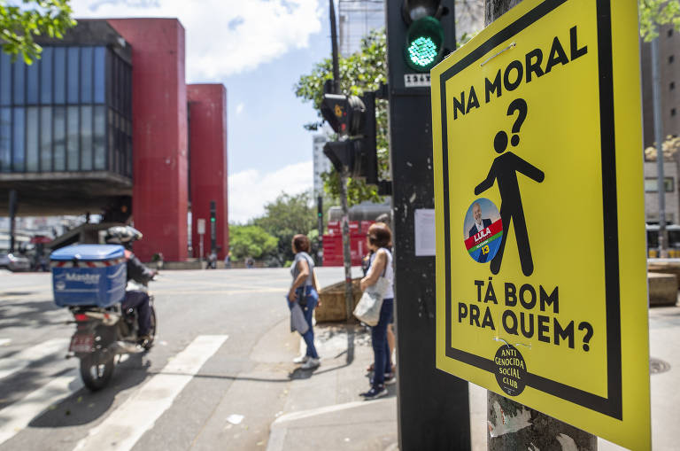 Cartaz fixado na esquina da avenida Paulista com alameda Casa Branca 