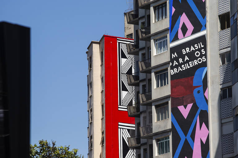 Grafite com frase politica em prédio na avenida Doutor Arnaldo  