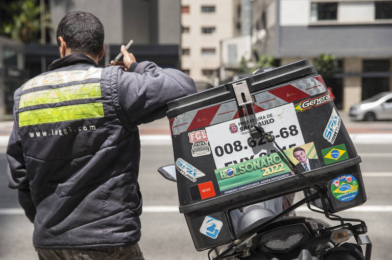 Motociclista exibe adesivos em  apoio a Bolsonaro no bagageiro da moto na Avenida Paulista 