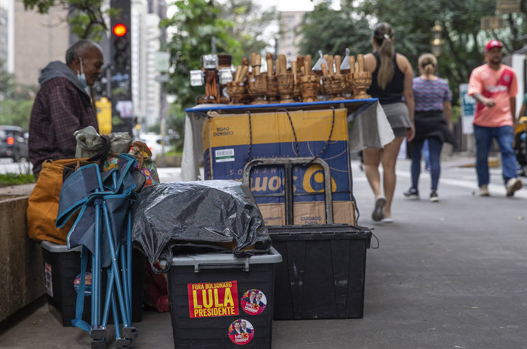 Vendedor de artesanato exibe adesivos pró Lula na calçada da avenida Paulista 