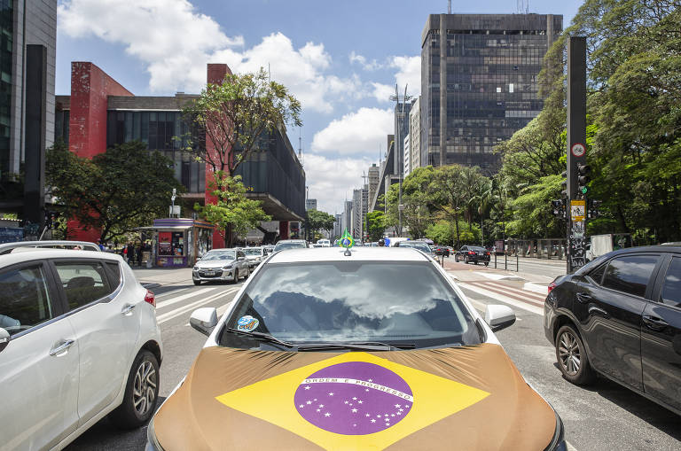 Carro circula na avenida Paulista com a bandeira do Brasil em apoio a Bolsonaro 