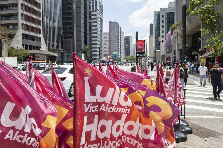 Bandeiras da campanha do Lula e Haddad na esquina da rua Carlos Sampaio com avenida Paulista   