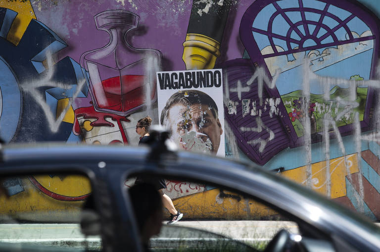 Cartaz fixado em muro na rua da Consolação, na altura da Rua Piauí, traz ofensa ao presidente Bolsonaro 