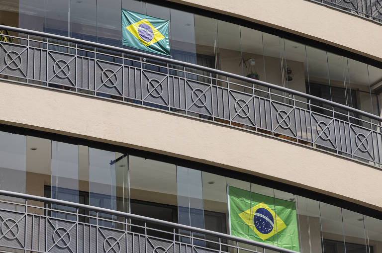 Moradores de prédio da rua Carlos Weber, na Vila Leopoldina, exibem bandeiras do Brasil, em apoio ao presidente Jair Bolsonaro