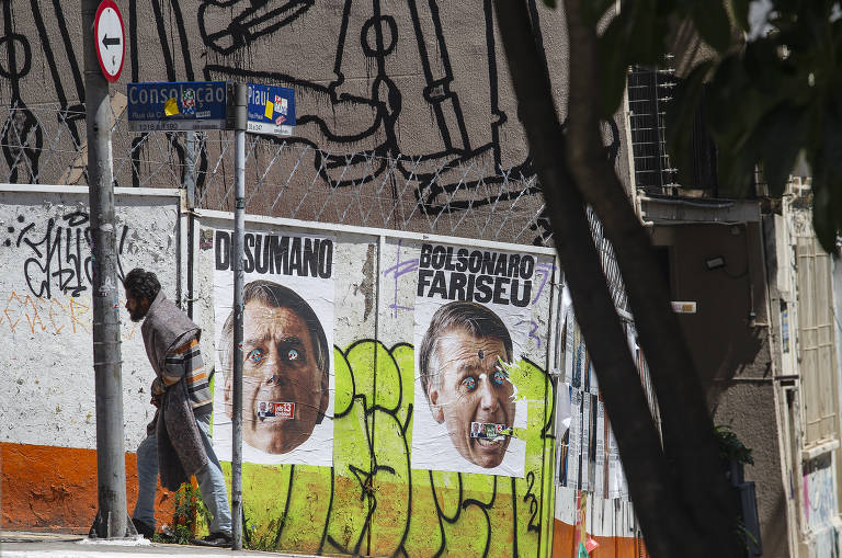 Cartazes fixados em muro na rua da Consolação, na altura da rua Piauí, traz críticas ao presidente Bolsonaro