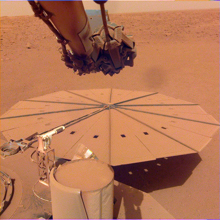Painel solar empoeirado da missão Insight, que detectou abalos sísmicos na superfície de Marte