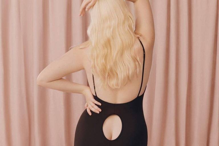 Modelo mostra vestido com cofrinho à mostra da marca da socialite Kim Kardashian