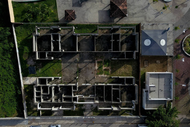 Imagem aérea mostra escombros de escola abandonada no interior de Alagoas 