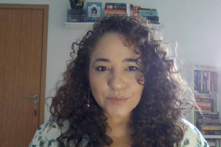 De cabelo comprido ondulado e pele morena, A pesquisadora Michele Prado, que estuda a extrema direita