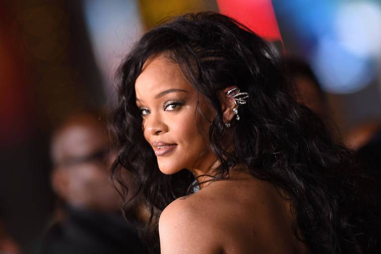 Rihanna faz show no Super Bowl depois de cinco anos longe dos palcos e dos shows