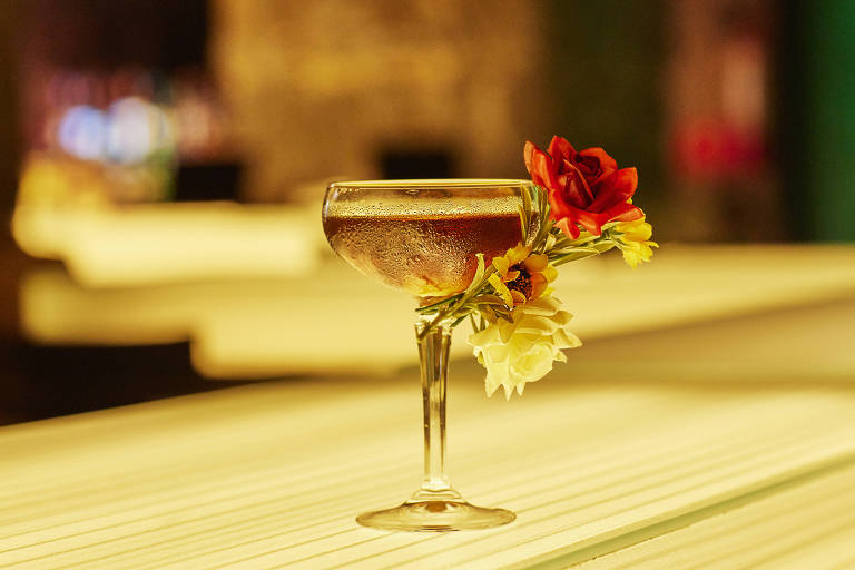 Jamburana, feito com bulleit bourbon infusionado em flor de jambu, Cinzano Rosso e bíter, do menu do Bar dos Arcos
