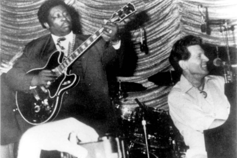 O guitarrista, compositor e cantor de blues B.B. King acompanha o pianista Jerry Lee Lewis durante show