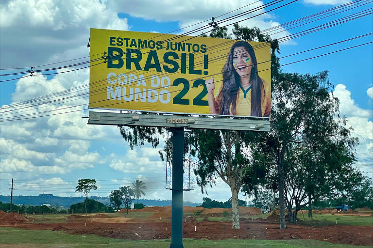 Outdoor com a inscrição: "Estamos juntos, Brasil, Copa do Mundo 22"
