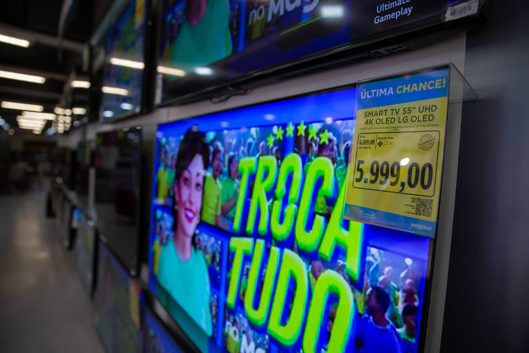 TVs à venda em loja do Magazine Luiza na Marginal Tietê, em São Paulo