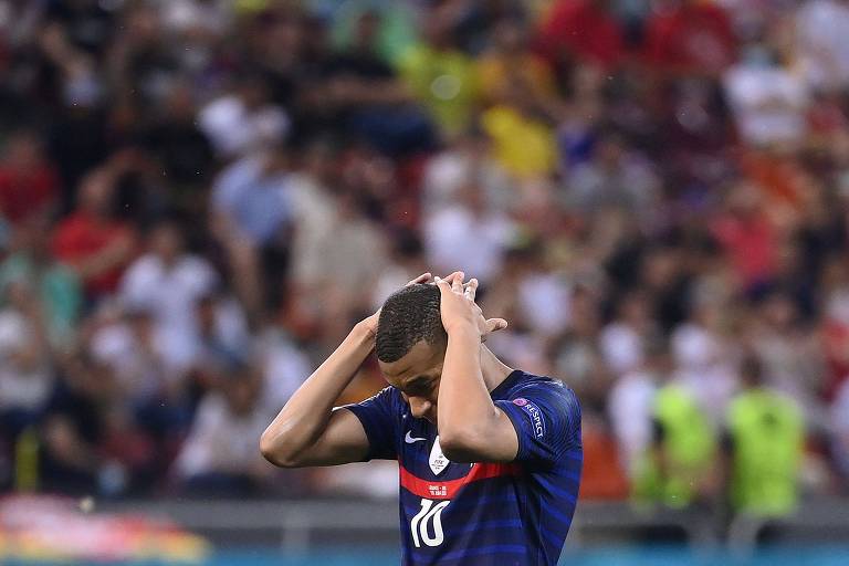 Com as mãos na cabeça, Mbappé lamenta na partida da França contra a Suíça na Eurocopa de 2018, em Bucareste (Hungria), quando a campeã mundial foi eliminada nas oitavas de final