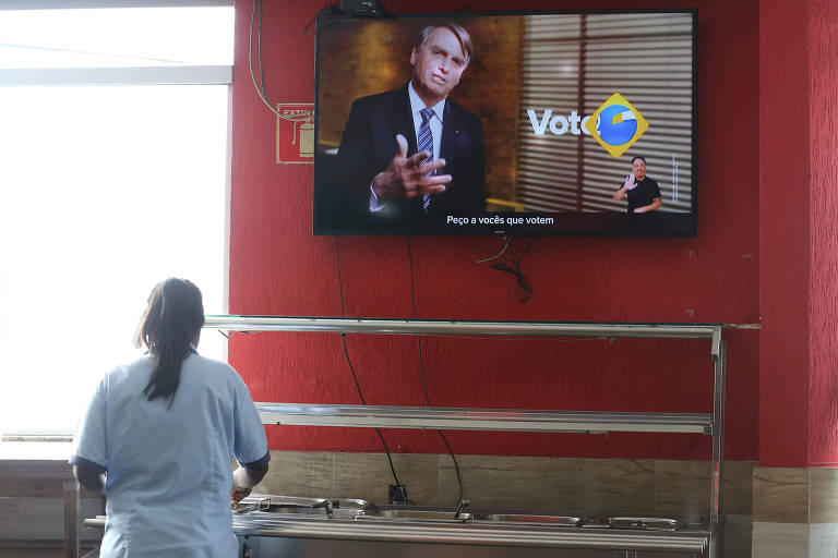 Horário eleitoral exibido na televisão em padaria de Santo Andre