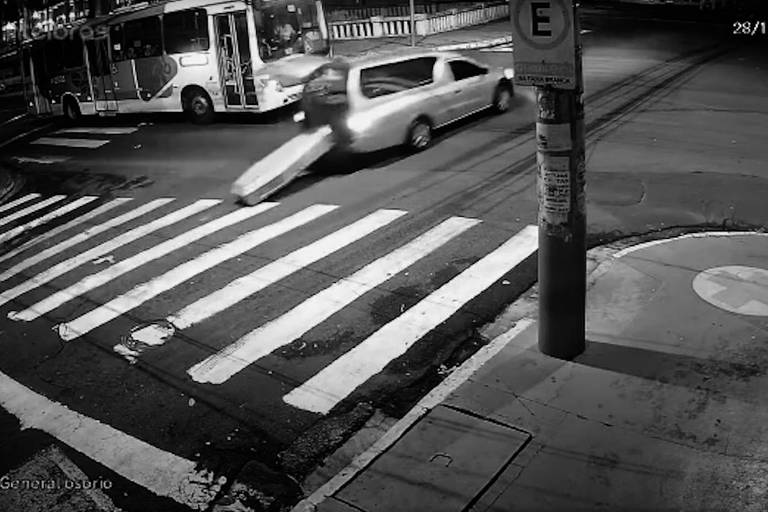 Caixão cai de carro funerário no interior de SP e é deixado no meio da rua