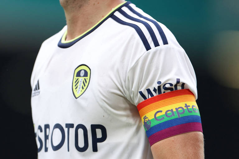 Liam Cooper, capitão do Leeds, da Inglaterra, usa braçadeira com as cores da campanha criada pela inclusão LGBT 
