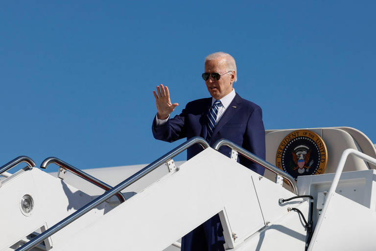 Presidente dos EUA, Joe Biden, acena ao deixar avião presidencial em Maryland, nos EUA