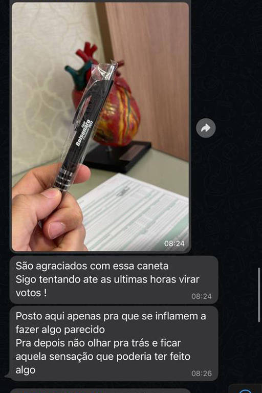 Reprodução de grupo de WhatsApp de cardiologistas de Goiás mostra médico exibindo caneta com dizeres 'Jair Bolsonaro presidente 2022' entregue ao paciente