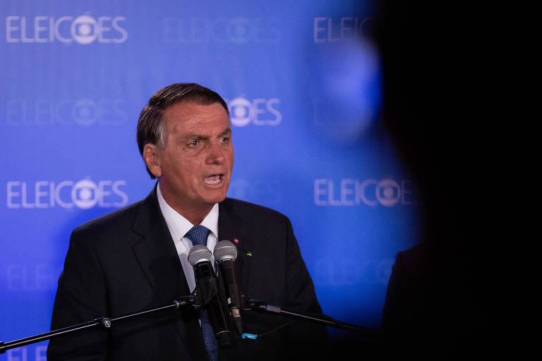 Bolsonaro se irrita e abandona entrevista após pergunta da Folha sobre Complexo do Alemão; veja vídeo