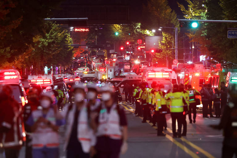Equipe de resgate atua em incidente acontecido em festa de Halloween em Seul 
