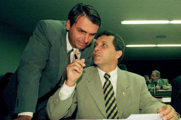 O deputado federal Jair Bolsonaro conversa com o também parlamentar Alberto Fraga, relator do projeto de proibição de armas, na Comissão de Defesa Nacional da Câmara dos Deputados, em Brasília