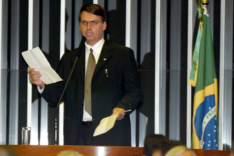 Em 2005, o deputado federal Jair Bolsonaro, à época do PP, candidatou-se à presidência da Câmara dos Deputados, e na imagem discursa durante sessão para a eleição do presidente da Casa, em Brasília. Bolsonaro não recebeu nenhum voto
