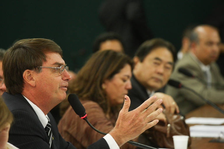 O então deputado federal Jair Bolsonaro na CCJ (Comissão de Constituição e Justiça) da Câmara dos Deputados, em audiência para discutir o Estatuto da Familia