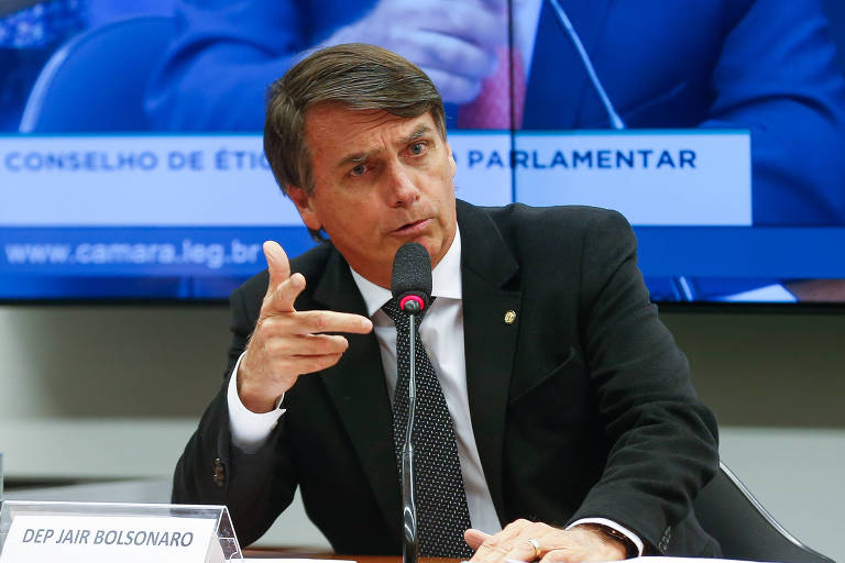 O deputado Jair Bolsonaro, à época no PSC, defendendo-se no Conselho de Ética da Câmara dos Deputados, apologia à tortura, por homenagear o Coronel Carlos Alberto Brilhante Ustra, um dos maiores símbolos da repressão durante a ditadura militar, no impeachment de Dilma Rousseff (PT)