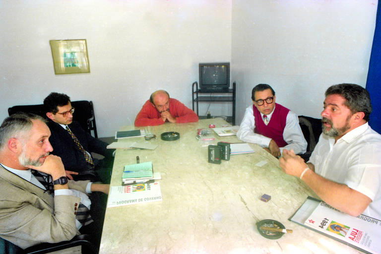 Luiz Inácio Lula da Silva, então candidato à presidência da república em 1994, concede entrevista exclusiva aos jornalistas Otavio Frias, Matinas Suzuki e Clóvis Rossi na cidade de São Paulo