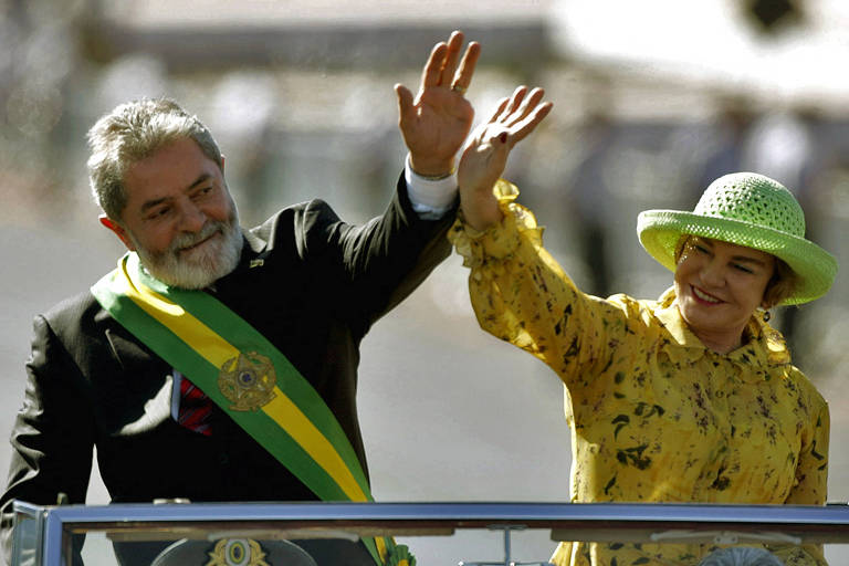 O então presidente Luiz Inácio Lula da Silva (PT) e a primeira-dama Marisa Letícia acenam de um carro durante um desfile militar comemorativo do Dia da Independência do Brasil, em Brasília