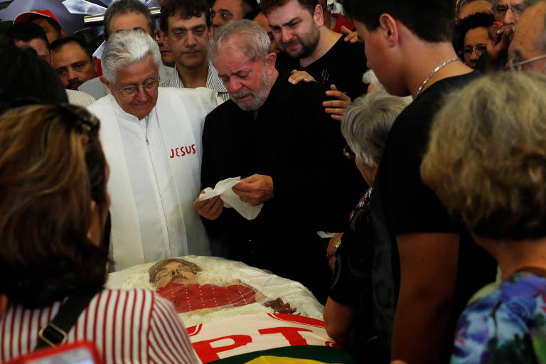 O ex-presidente Luiz Inácio Lula da Silva (PT) chora ao lado de apoiadores no velório de Marisa Letícia, esposa dele e ex-primeira-dama, no Sindicato dos Metalúrgicos, em São Bernardo do Campo, na região metropolitana de São Paulo