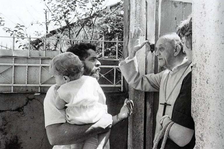 Dom Helder Câmara recebe o então sindicalista Luiz Inácio Lula da Silva em sua casa, nos fundos da Igreja das Fronteiras