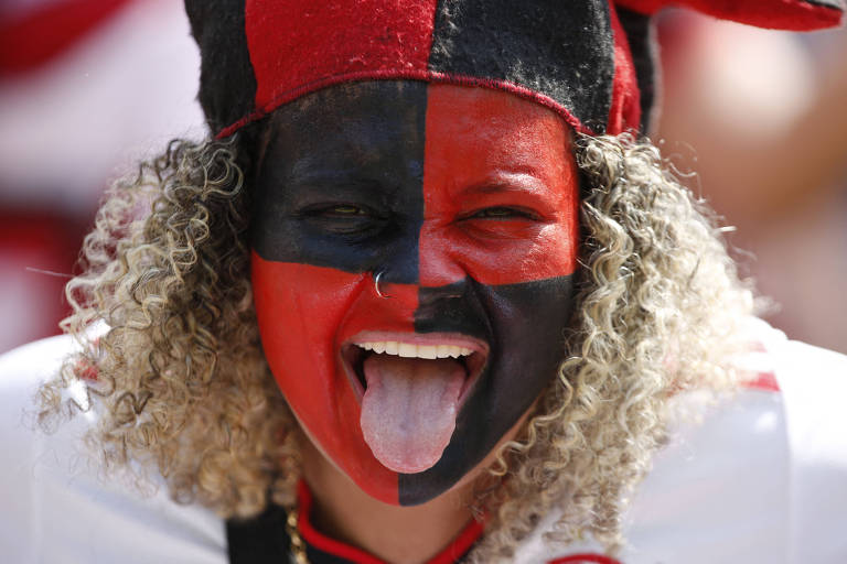 Torcedora do Flamengo faz festa no Equador