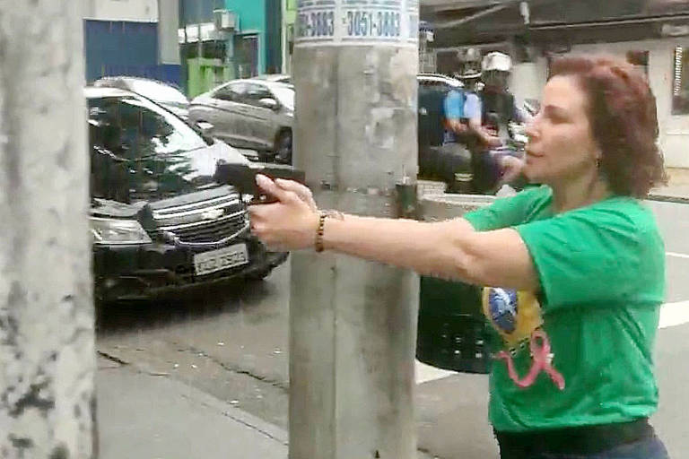 Carla Zambelli saca arma e aponta no meio da rua para pessoa na rua