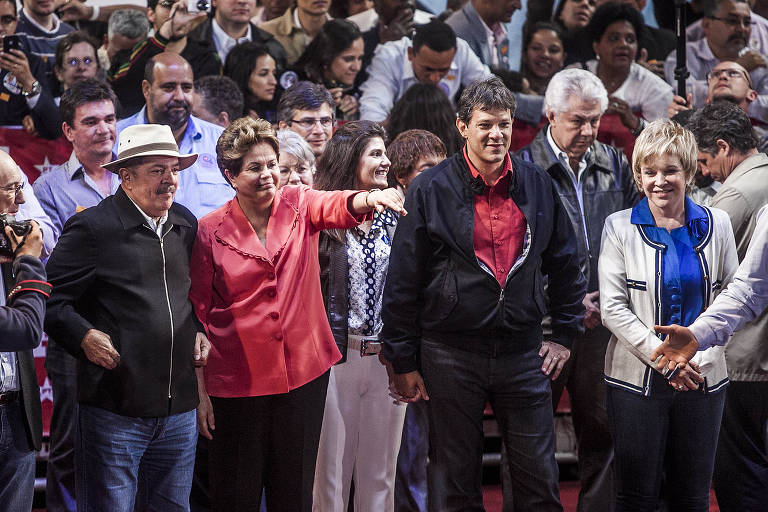 A presidente Dilma Rousseff (PT) e o ex-presidente Luiz Inácio Lula da Silva (PT) em comício do candidato do PT à Prefeitura de São Paulo, Fernando Haddad, na zona leste da capital