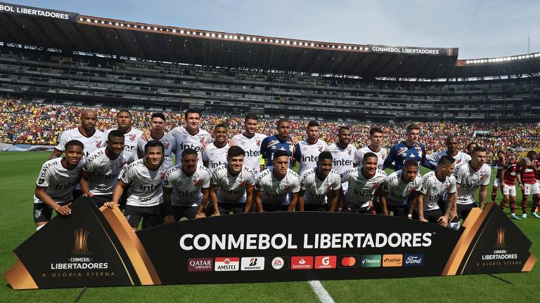 Jogadores do Athletico Paranaense posam para foto antes da partida final