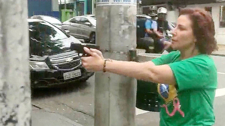 Carla Zambelli saca arma e aponta no meio da rua para pessoa na rua