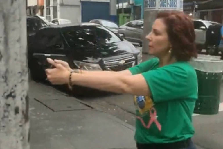 A deputada federal Carla Zambelli (PL) aponta arma no bairro dos Jardins, na zona oeste de São Paulo