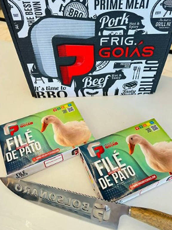 reprodução de embalagem de carne com faca com logotipo Bolsonaro