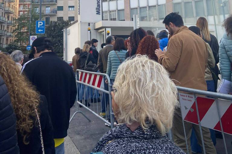 Fila para votar na eleição presidencial no centro de Milão (Itália), às 8h30 deste domingo (30)