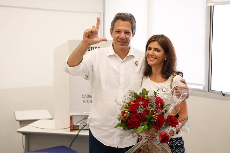 Voto do candidato ao governo de São Paulo,  Fernando Haddad no colégio catamarã no bairro de Indianópolis.