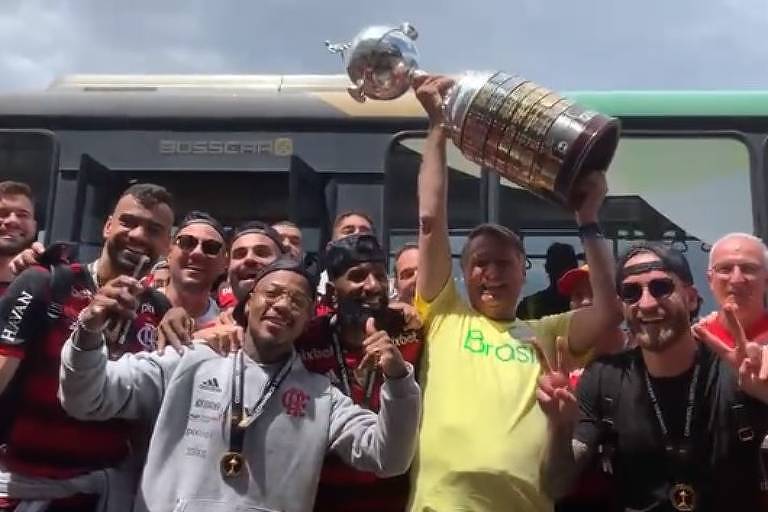 Jair Bolsonaro ergue a taça da Libertadores com jogadores do Flamengo